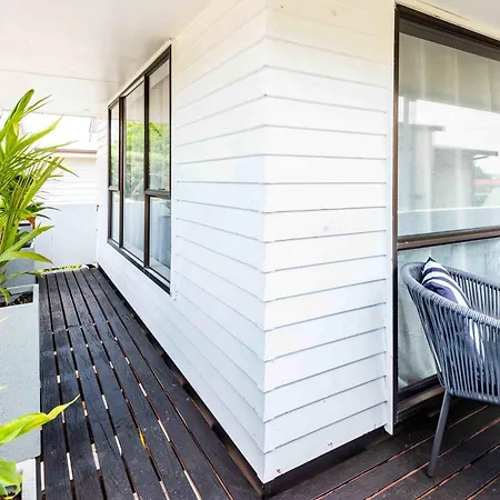 Spacious, Breezy Studio Apartment, Moments From Downtown And Beach Mount Maunganui Exterior photo