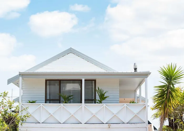 Spacious, Breezy Studio Apartment, Moments From Downtown And Beach