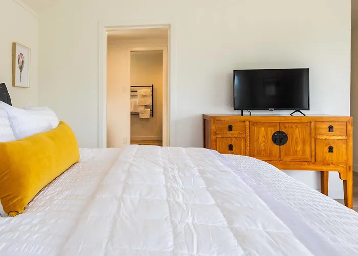 Spacious, Breezy Studio Apartment, Moments From Downtown And Beach