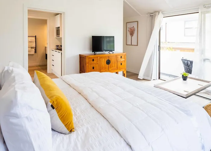 Spacious, Breezy Studio Apartment, Moments From Downtown And Beach