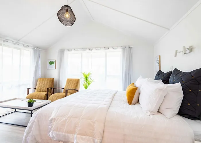 Spacious, Breezy Studio Apartment, Moments From Downtown And Beach