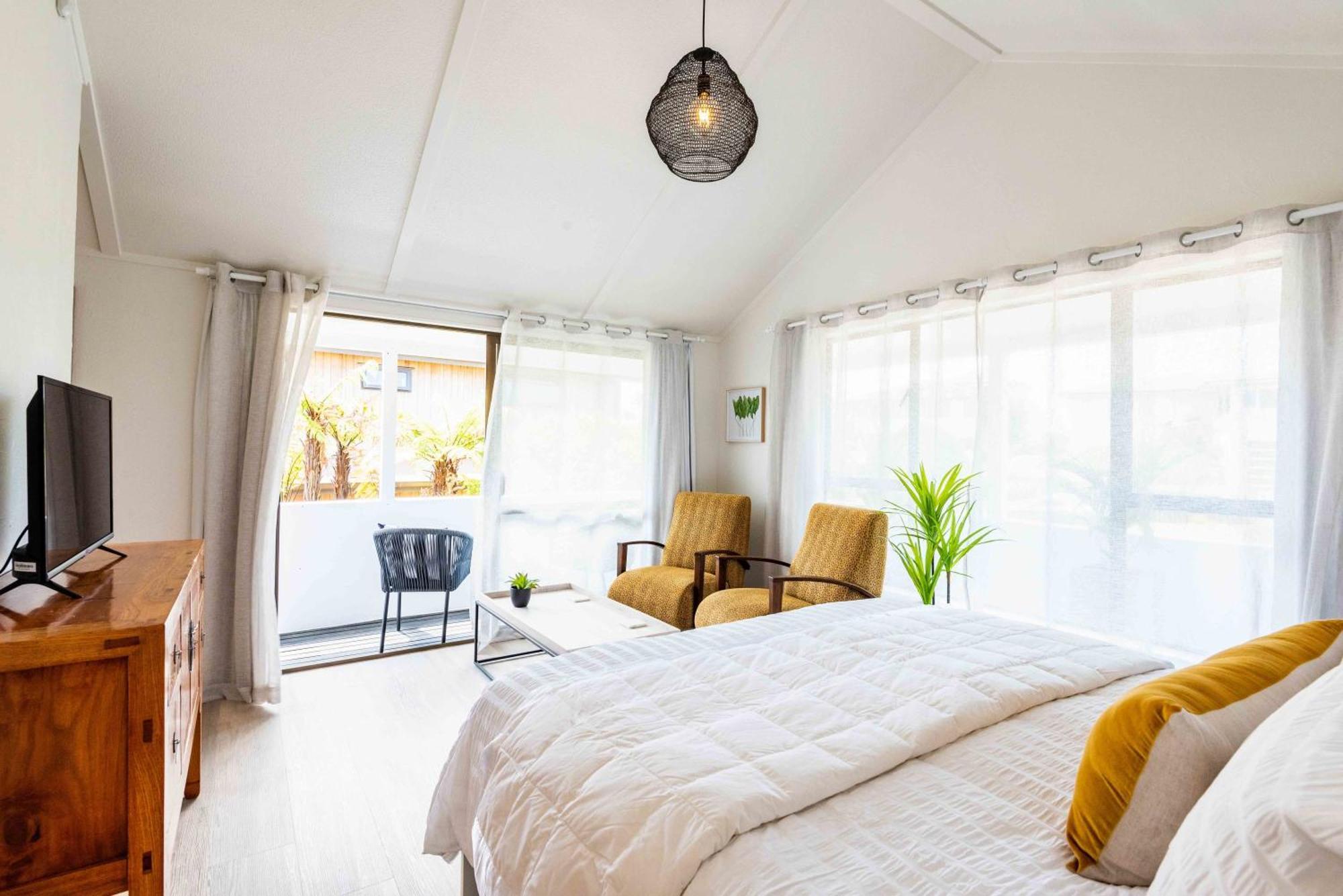Spacious, Breezy Apartment, Moments From Downtown And Apartment *