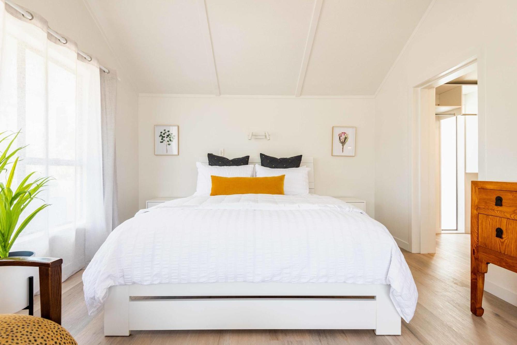 Spacious, Breezy Apartment, Moments From Downtown And *